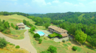 CASALE CON PISCINA E SCUDERIA PER CAVALLI